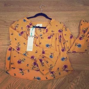 Cropped floral top with bell sleeves